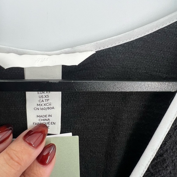 H&M Keyhole Detail Textured Boucle Deep V Long Sleeve Dress - Picture 4 of 6